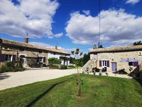 Les Gites De La Roche Elie Chez Leonie — Riom