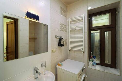 Vintage 2BR Apartment Managed By Wehost