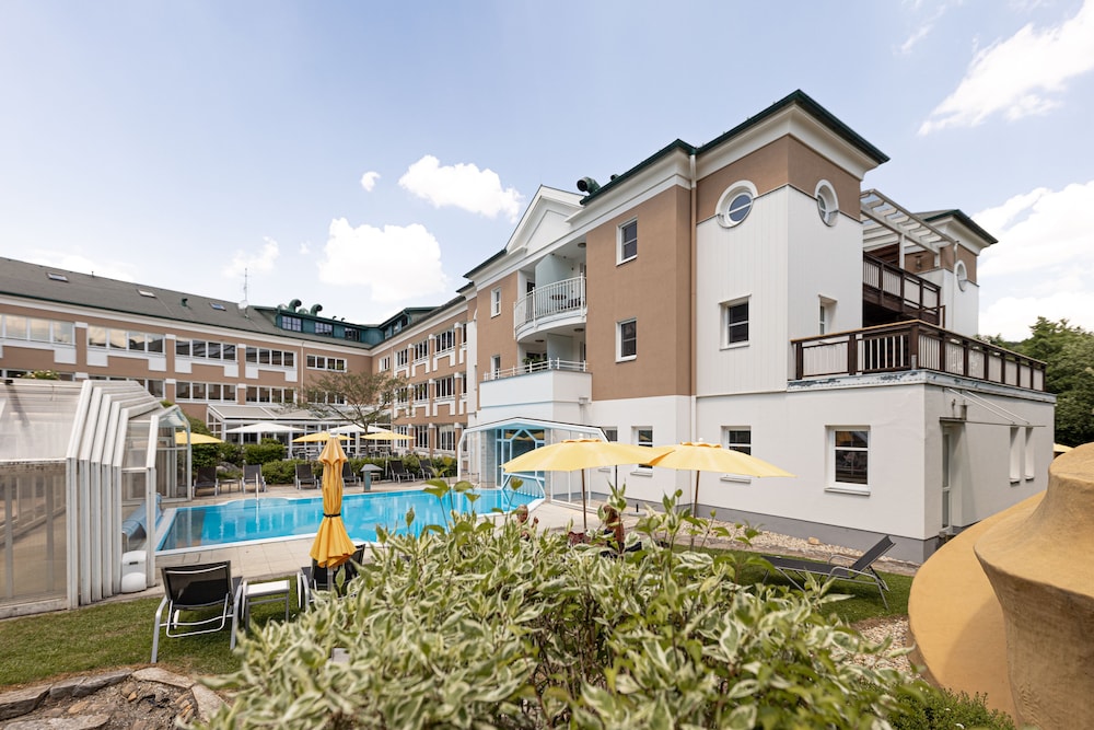 Hotel TraumVogel — 4-Star Luxury Hotel in Jennersdorf, Austria