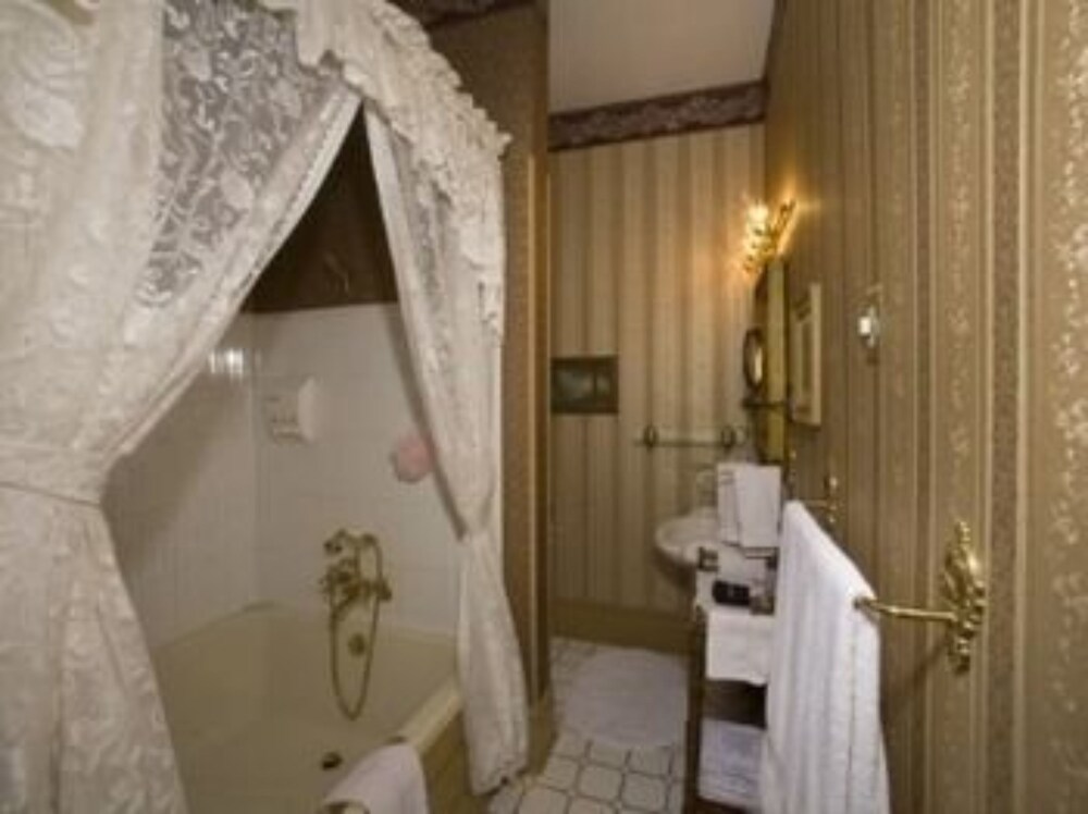 Port City Victorian Inn - photo 15