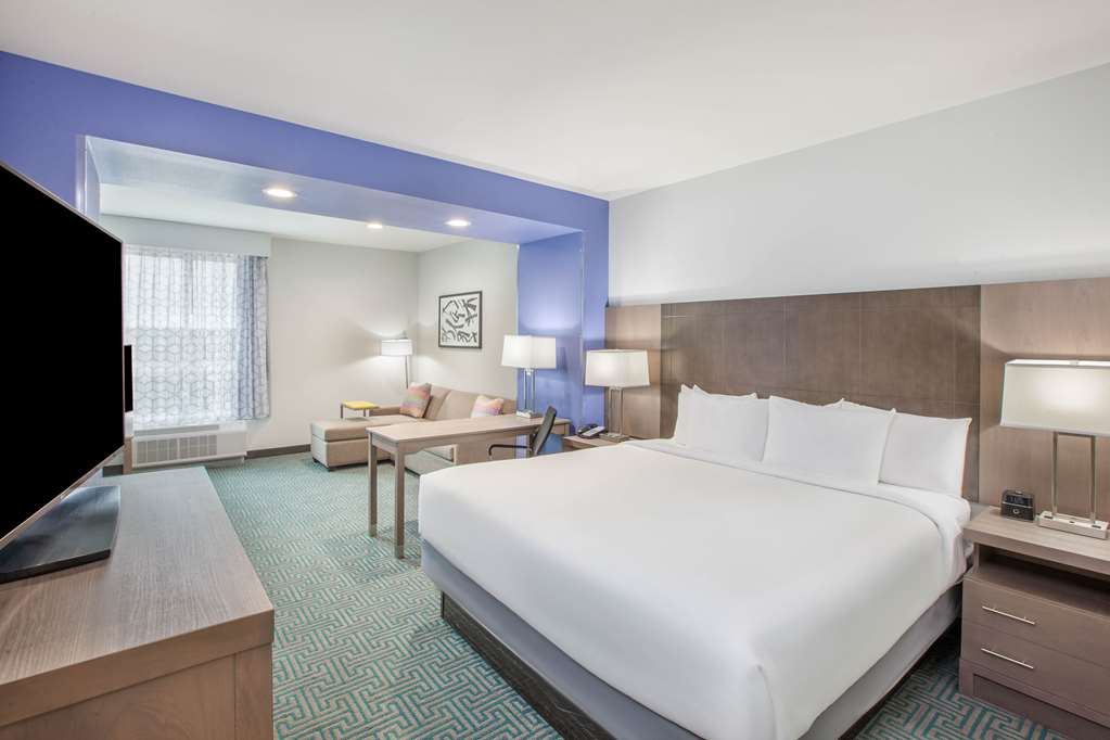 La Quinta Inn & Suites by Wyndham Dallas Duncanville - photo 12