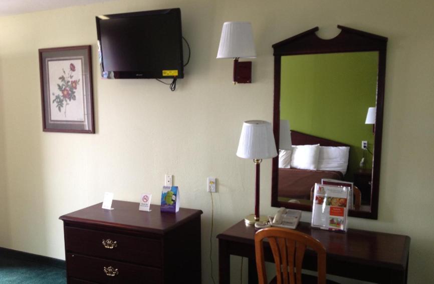 Howard Johnson by Wyndham Grand Prairie Near Lone Star Park - photo 32
