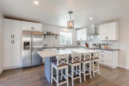 Luxurious 5 Bedroom Home with AC and EV Plug — 4-Star Luxury Hotel in Seattle, United States