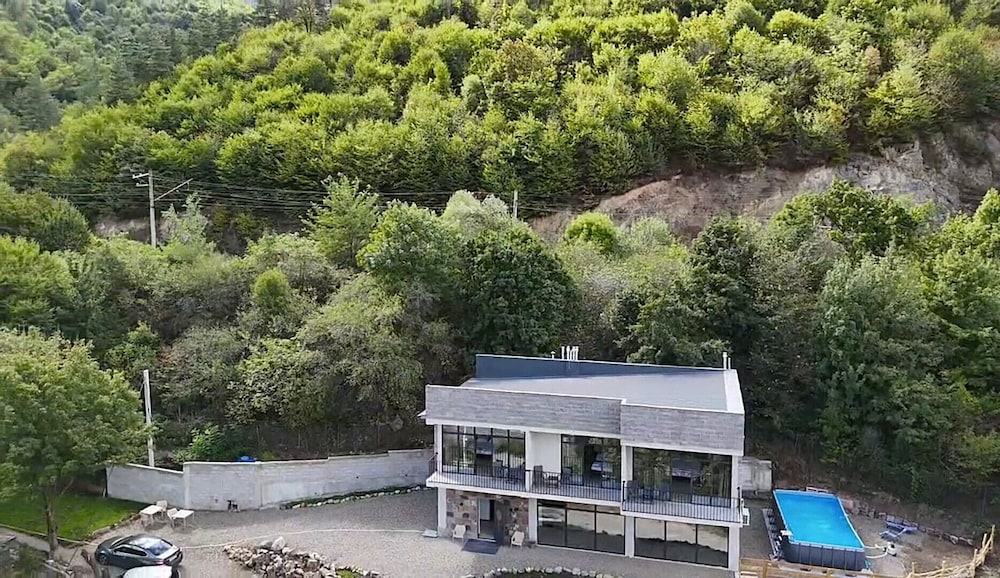 The Whispering Oaks Retreat in Unknown City, Armenia