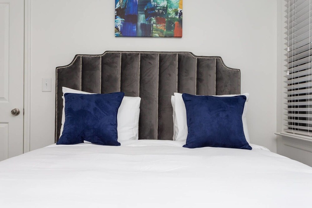 10 BRs Comprised of 2 5BR Suites by Domio - photo 10