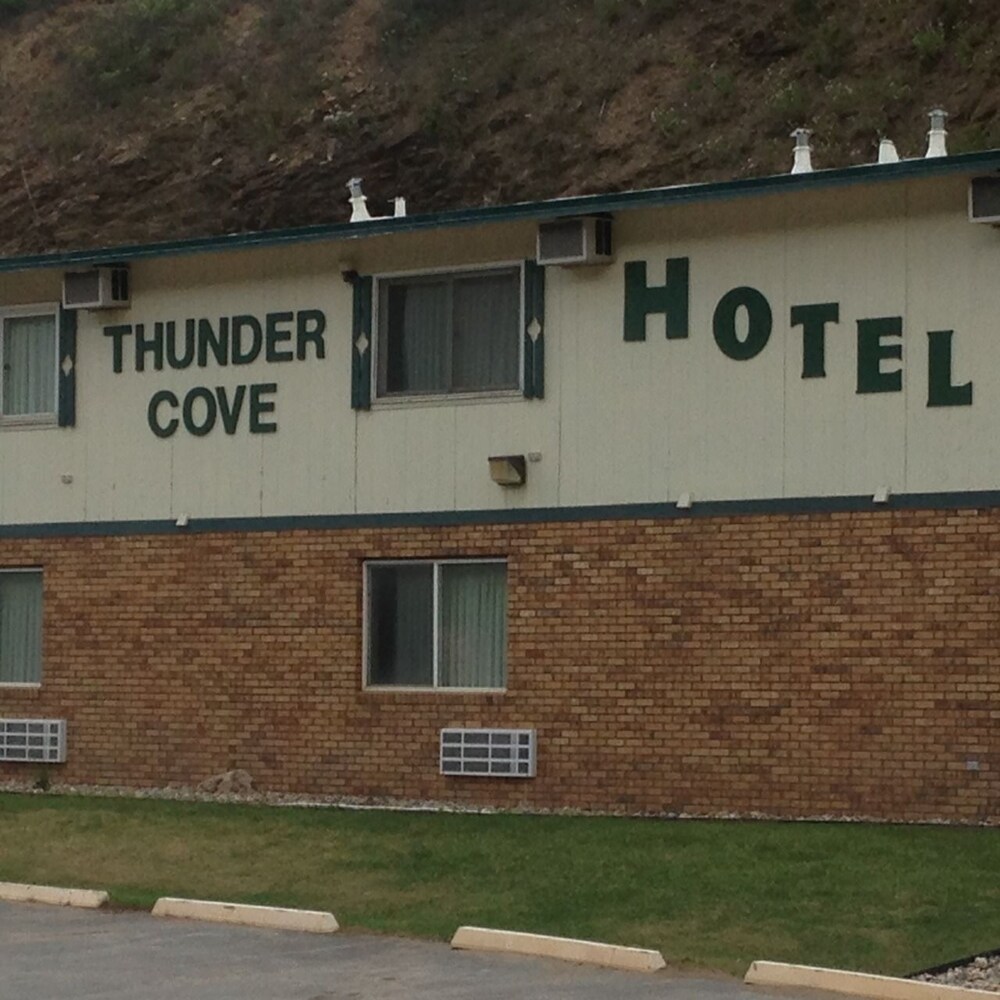 The Thunder Cove Hotel - photo 20