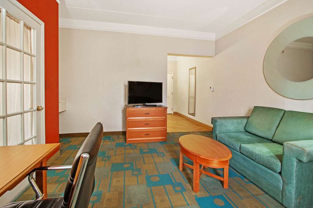 La Quinta Inn & Suites by Wyndham Albuquerque West - photo 21