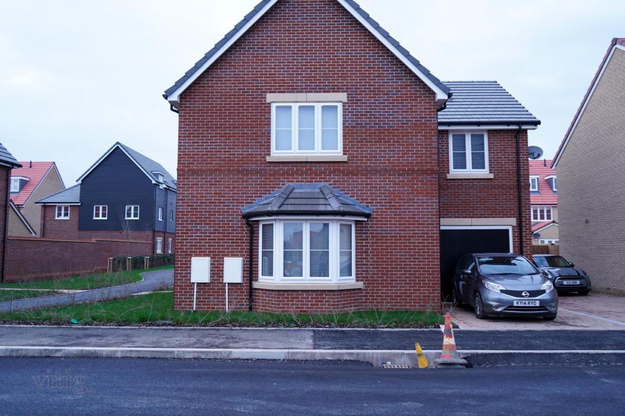 A1M Hampton Height New Entire 4bed House PE7 8SN — 4-Star Luxury Hotel in Peterborough, United Kingdom