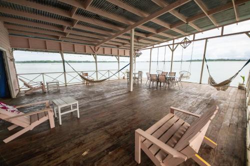La Caribena Beach House Bocas del Toro Isla Colón Panamá — 4-Star Luxury Hotel in Bocas Del Toro, Panama