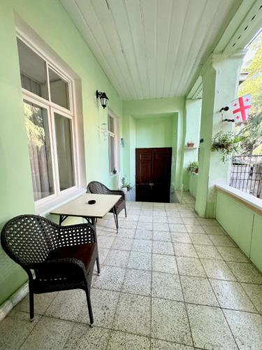 Old Tbilisi Authentic spacious 3BR Apartment with Balcony Walk to Freedom Sq Family friendly
