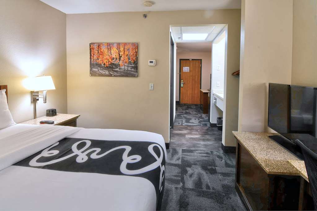 La Quinta Inn & Suites by Wyndham Springfield South - photo 26