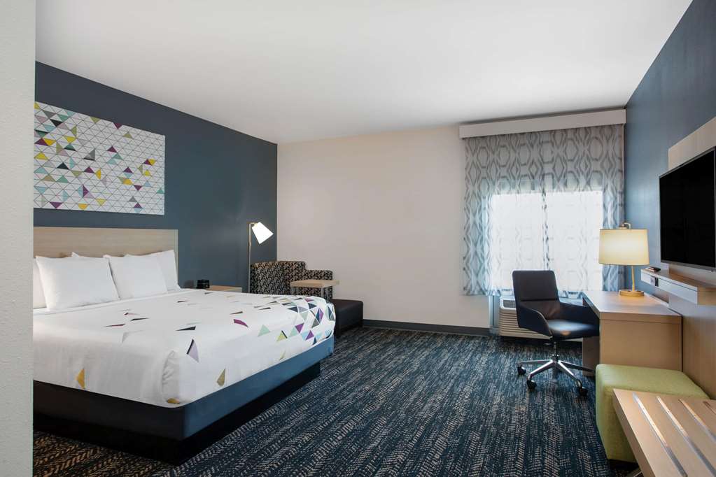 La Quinta Inn & Suites by Wyndham Manassas Va Dulles Airport - photo 14