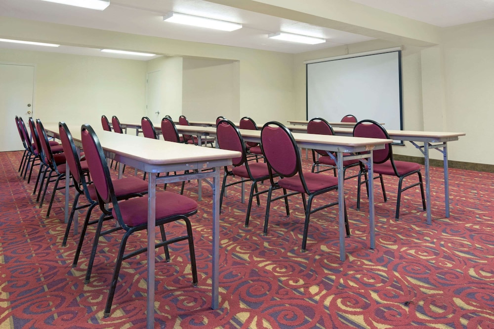 Super 8 by Wyndham El Paso Airport - photo 23