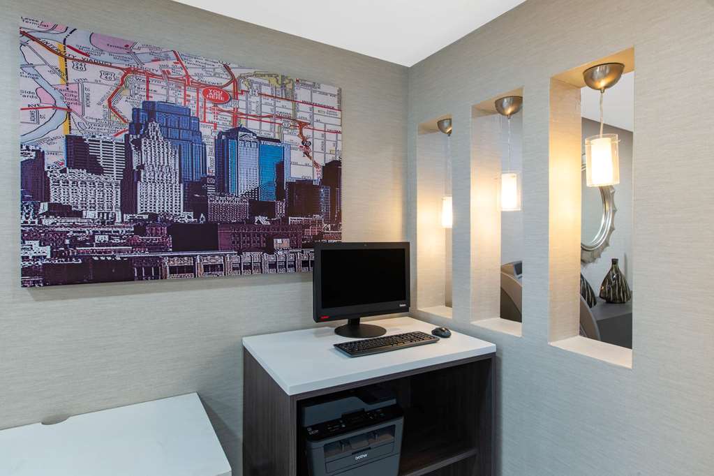 La Quinta Inn & Suites by Wyndham Blue Springs - photo 35