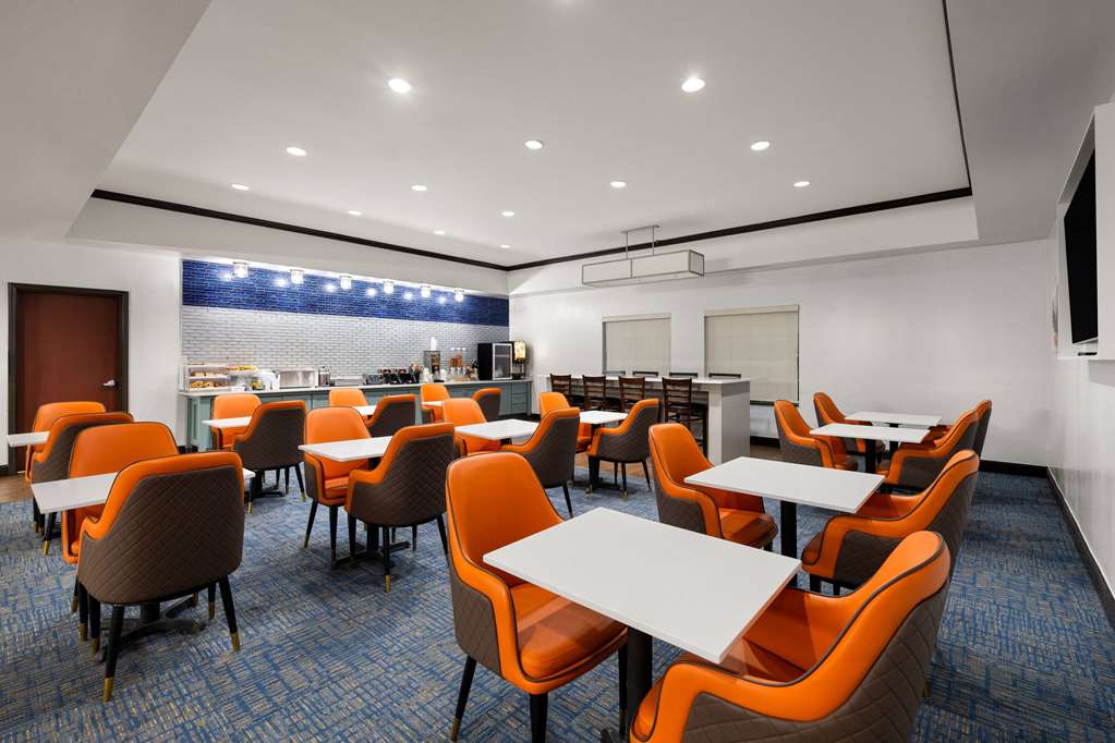 La Quinta Inn & Suites by Wyndham Denton University Drive - photo 28