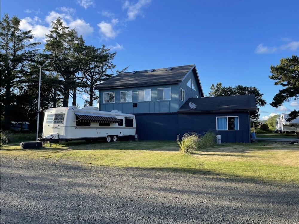 Bayshore RV Park & Guest Suites - photo 12