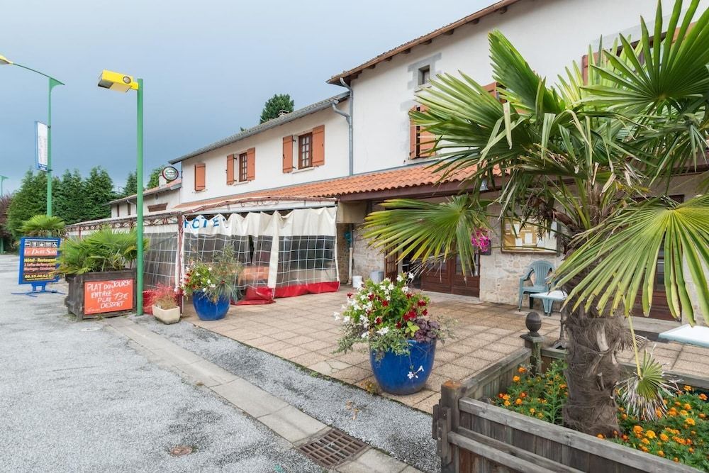 Le Petit Sal pet-friendly hotel Saint-Just-Le-Martel