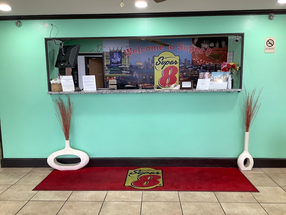 Super 8 by Wyndham Riverside Kansas City - photo 2