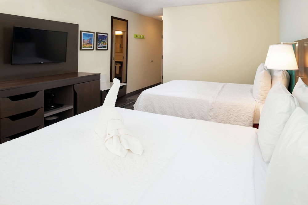 Hampton Inn Greensboro Airport - photo 23
