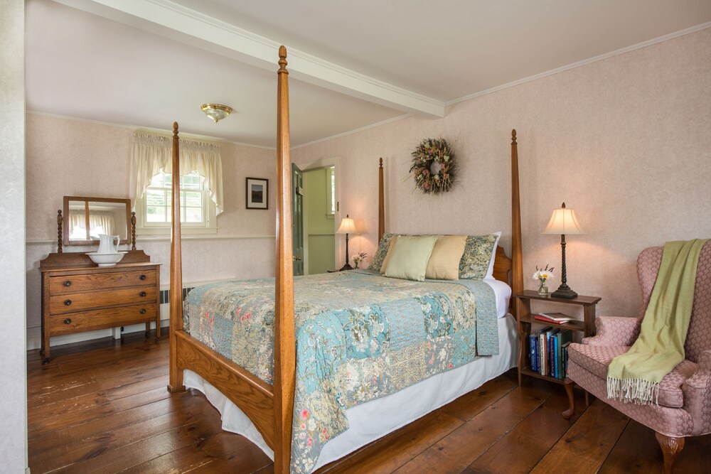 Brass Lantern Inn - photo 11