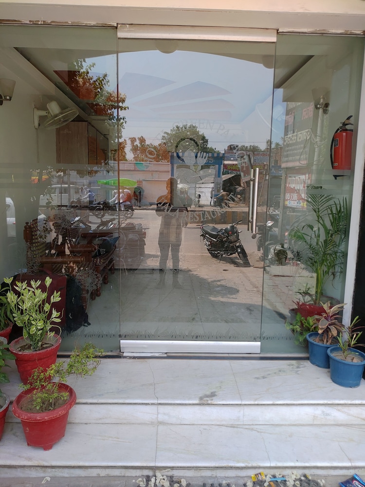 Hotel Green Palace and Ujala Restaurant — hotel in Azamgarh