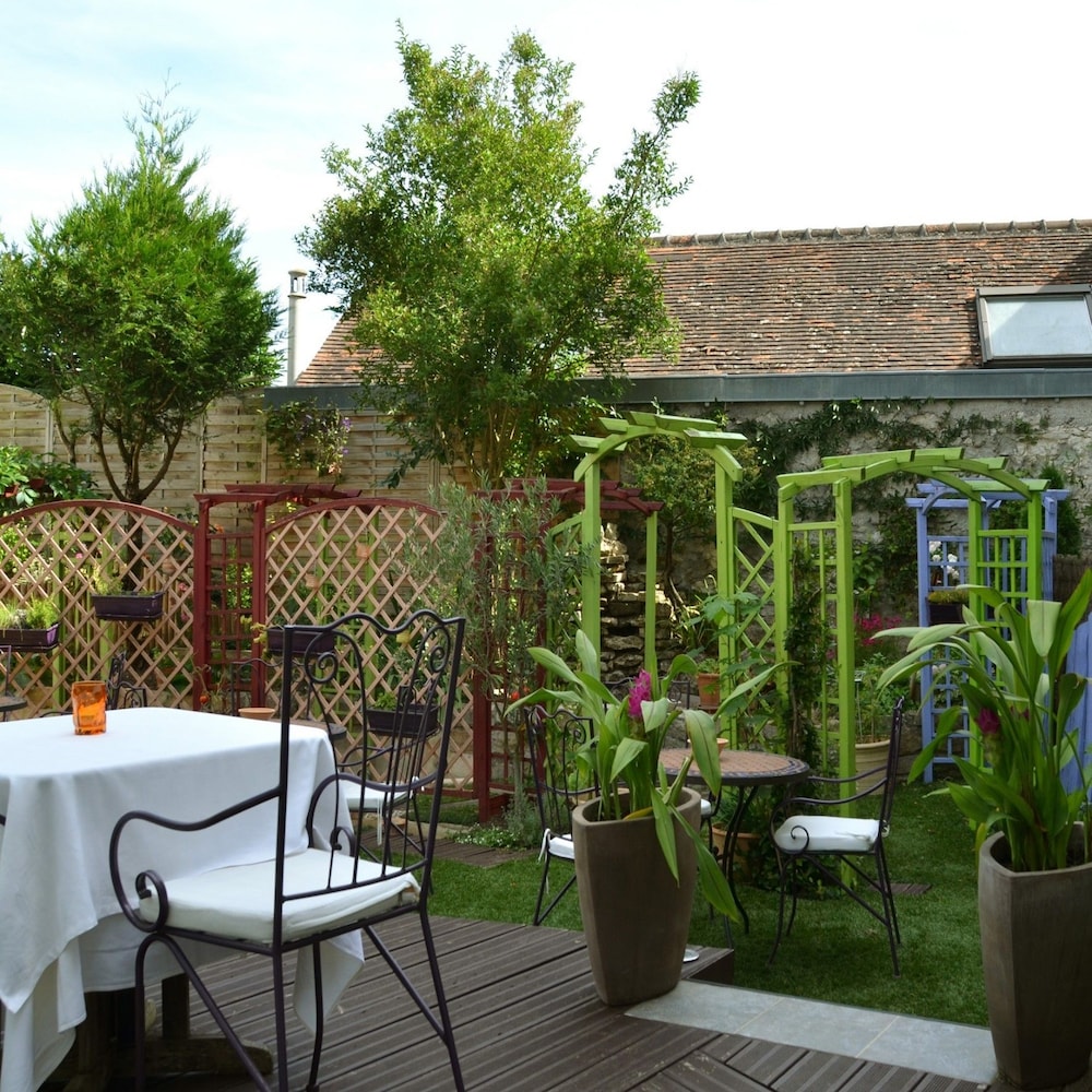 L'Hôtel Le Cheval Noir — hotel in Ecuelles