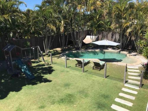 Modern Beach home with large private gardens — Sunrise Beach — photo 4