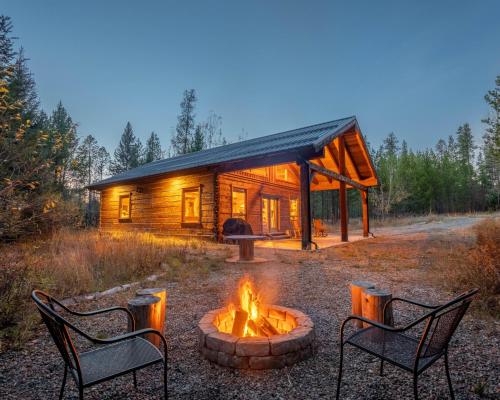 Frontier Cabin by Twin Beds Vacation Homes — 4-Star Luxury Hotel in Coram, United States