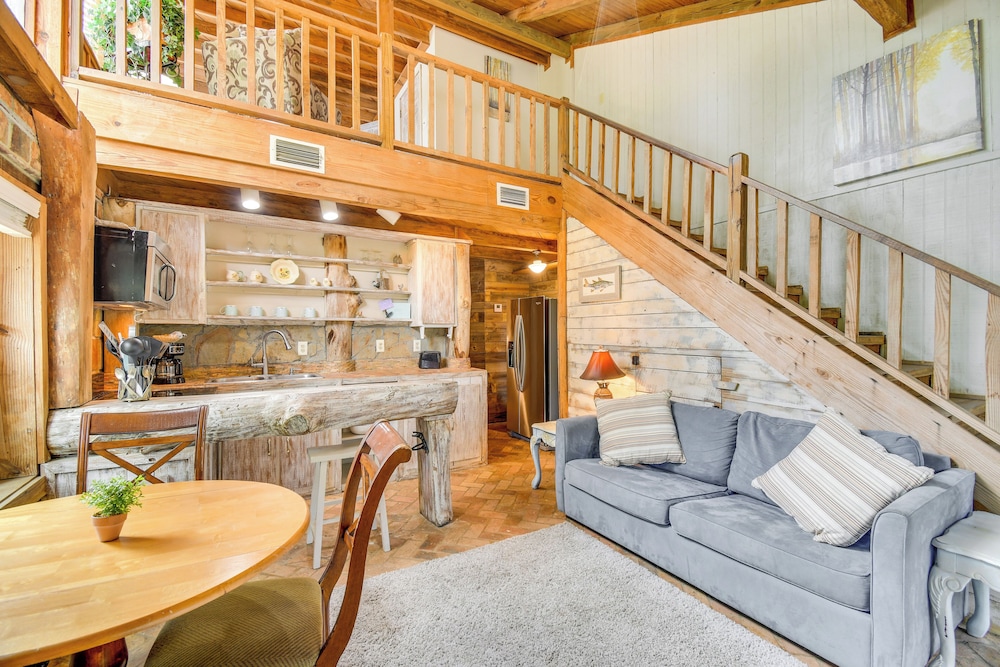 Riverfront Deck: Outdoor Retreat in Fairhope — hotel in Fairhope