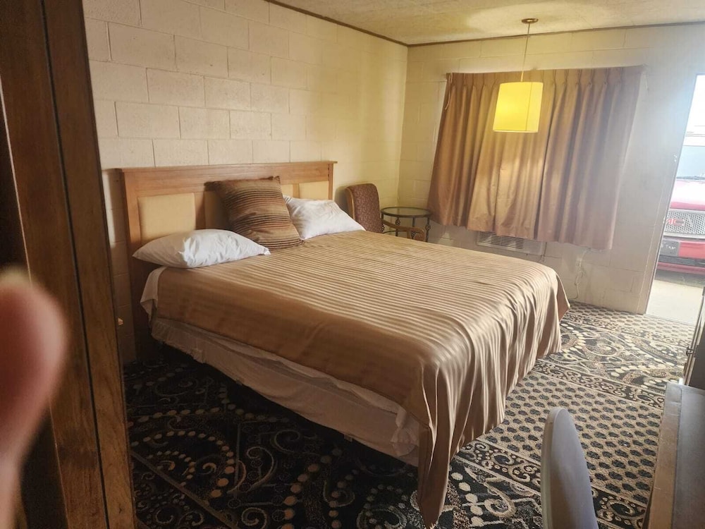 First Inn By OYO Quinter Hwy 70 - photo 9