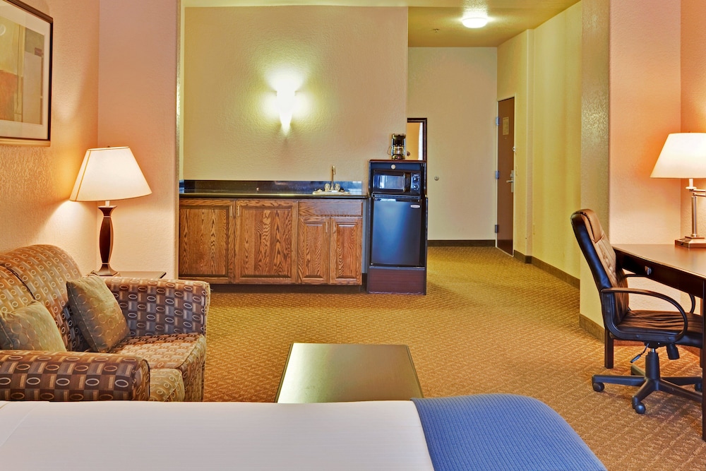Holiday Inn Express Delano by IHG - photo 12