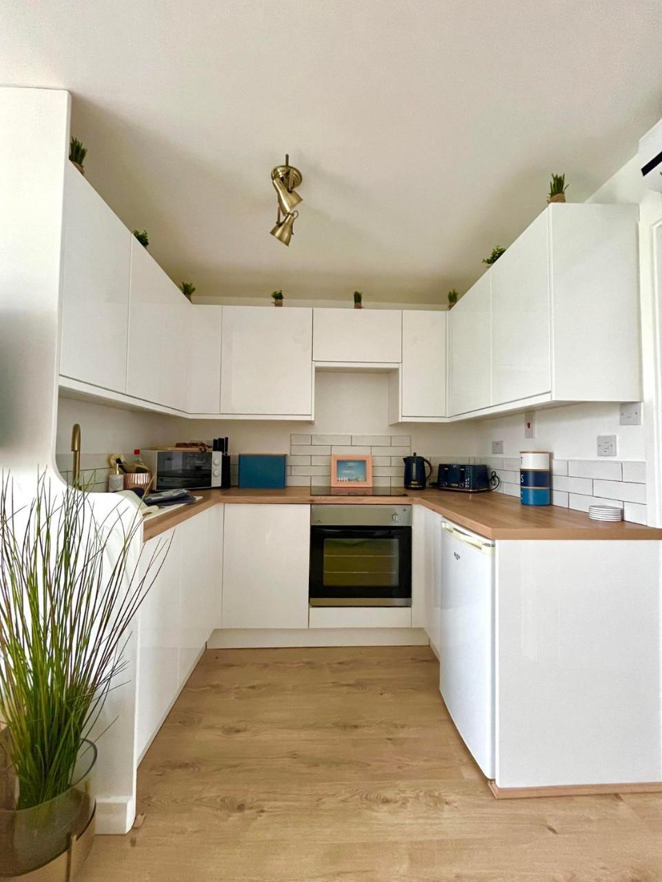 288 Two bed Chalet on Belle Aire Holiday Park With private veranda sleeps 5 pet friendly free Wi Fi bed linen and towels included and onsite entertainment available — 4-Star Luxury Hotel in Hemsby, United Kingdom