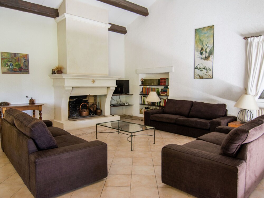 Spellbinding Villa in Campagnan With Swimming Pool — 4-Star Luxury Hotel in Paulhan, France