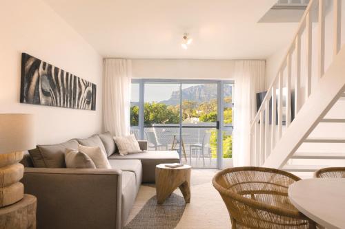 Four Peaks Duplex 4 Sleeper with Mountain Views Balcony and Pool in Hout Bay Beachfront