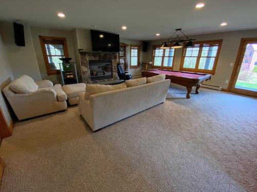 P5 Ski in Ski out rare find Presidential View single family with garage pool table ping pong - photo 45
