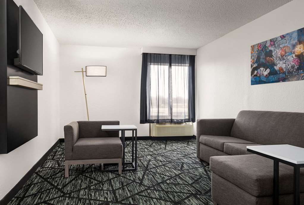 La Quinta Inn & Suites by Wyndham Cleveland Airport West - photo 23