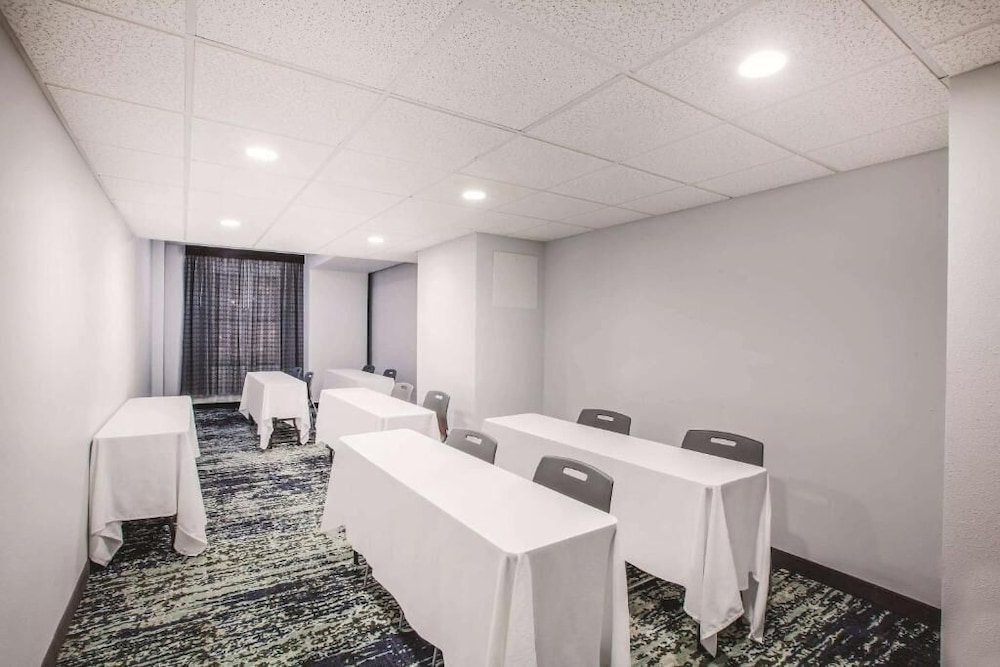 Holiday Inn Express Dallas Downtown - photo 78