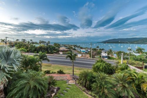 Hayman Views — 4-Star Luxury Hotel in Airlie Beach, Australia