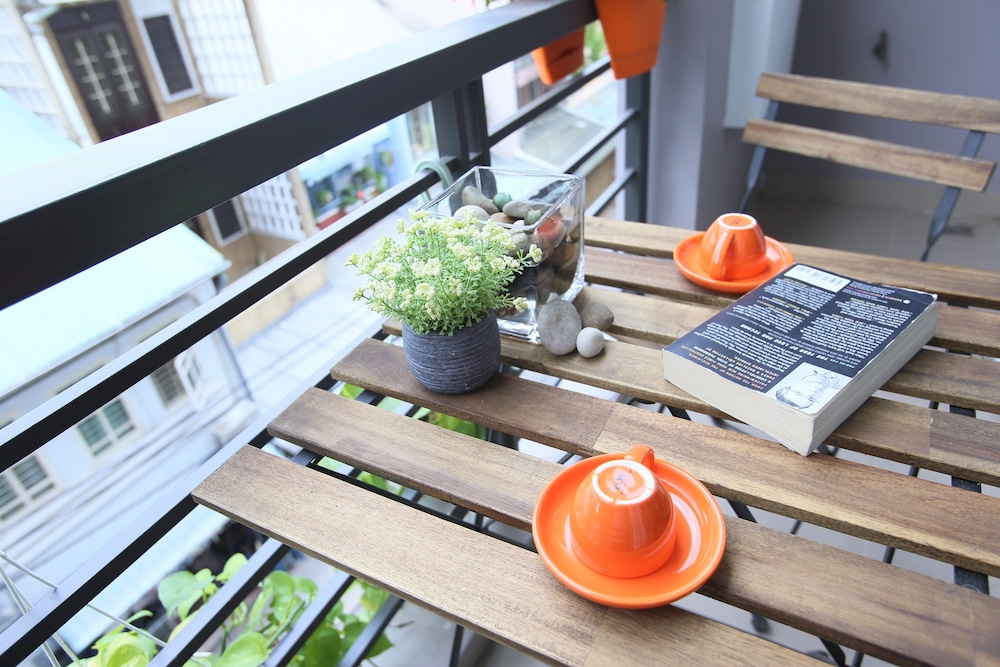 The Nguyens Cafe Dct — Quan Bay