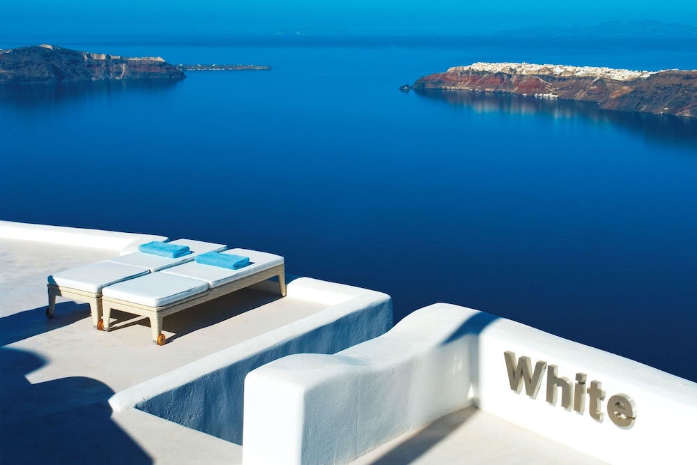 White Santorini Suites & Spa