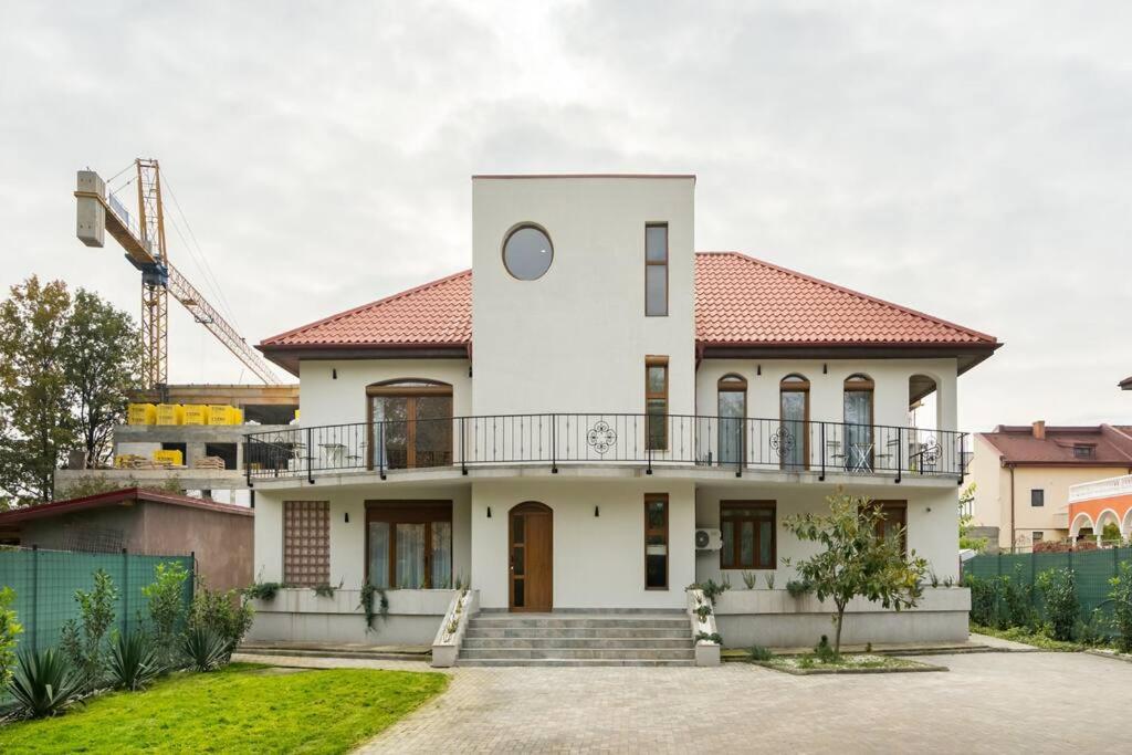 The Mansion 7 Heaven — Voluntari