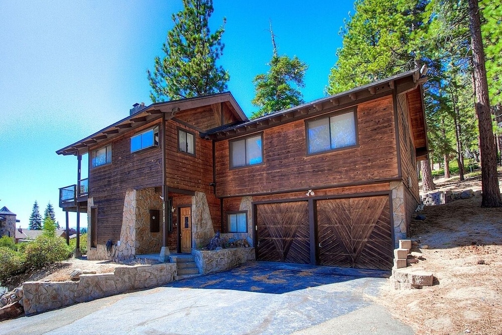 Inclining View 3 Bedroom Home by RedAwning