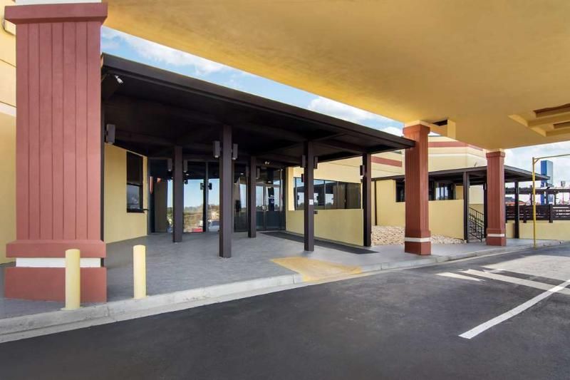 Suburban Extended Stay Hotel - photo 11