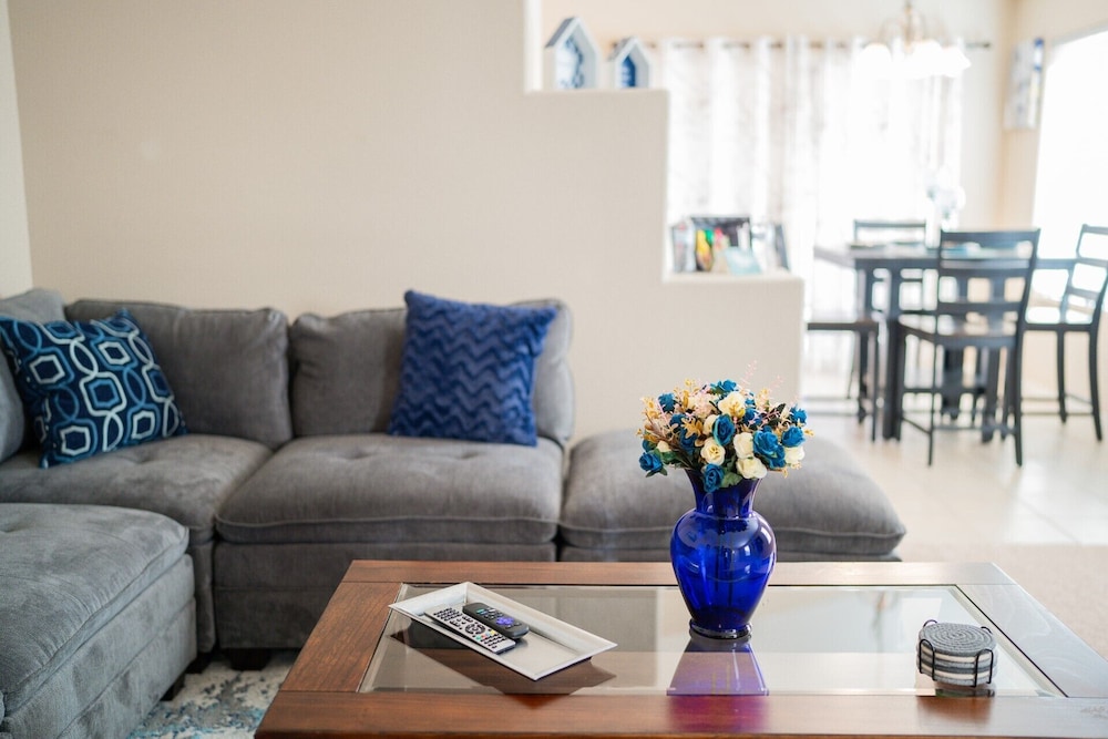 Cozy Hidden Gem 3br 1den W Backyard — Peoria