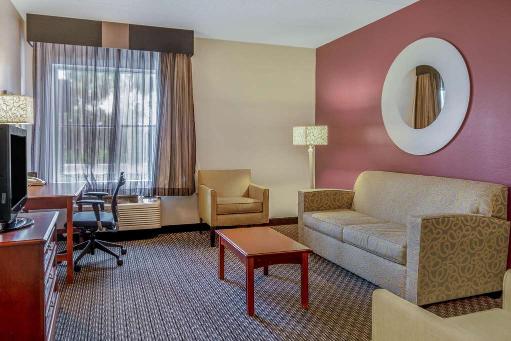 La Quinta Inn & Suites by Wyndham Naples East - photo 25