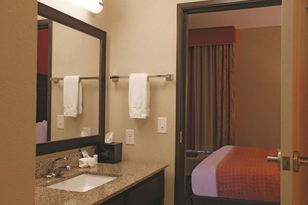 La Quinta Inn & Suites by Wyndham Pecos - photo 14