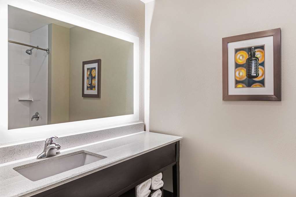 La Quinta Inn & Suites by Wyndham Kansas City Beacon Hill - photo 18