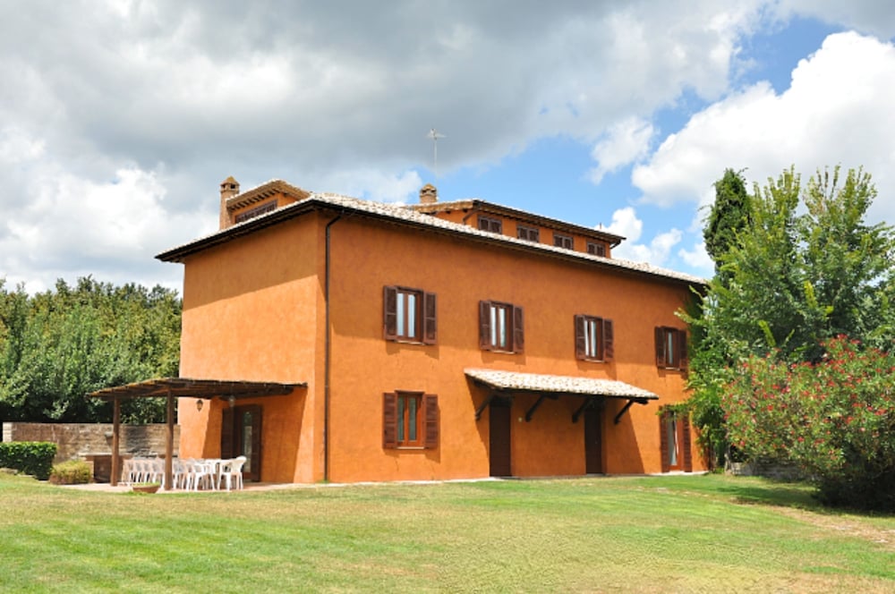 Villa i Noccioli 18 Sleeps Private Pool — 4-Star Luxury Hotel in Capranica, Italy