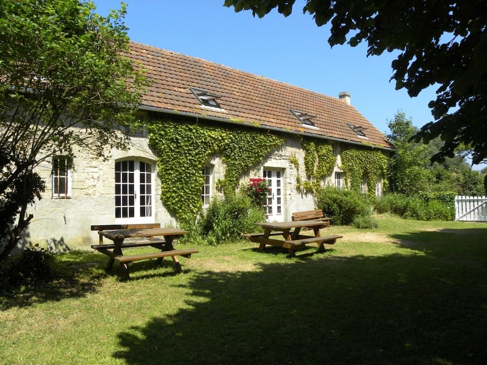 Spacious Holiday Home Near Omaha Beach — 4-Star Luxury Hotel in Isigny-Sur-Mer, France