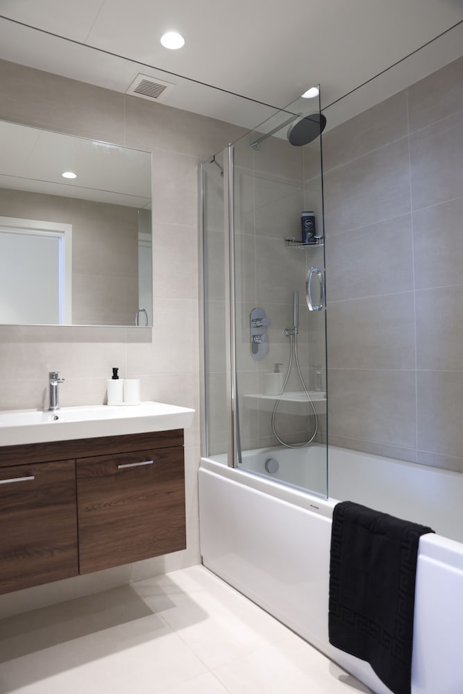 Luxury High Floor Suite Mercury Towers in San Giljan, Malta